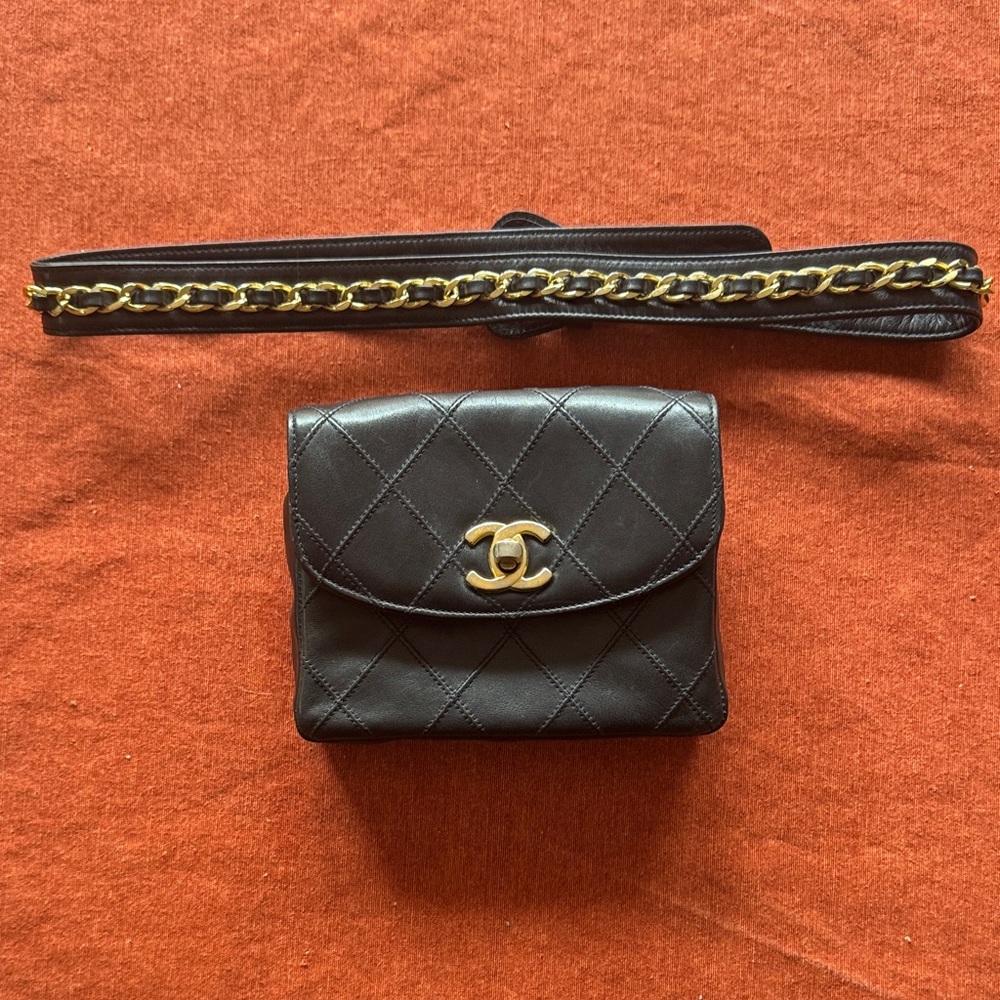 CHANEL Black Quilted Leather Bag with Gold Chain